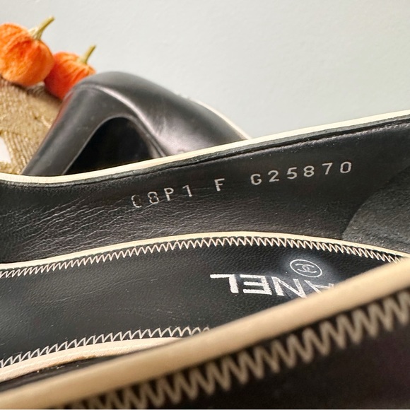 Authentic Chanel CC Logo Pumps in Black and Cream Size 38 - Picture 8 of 10